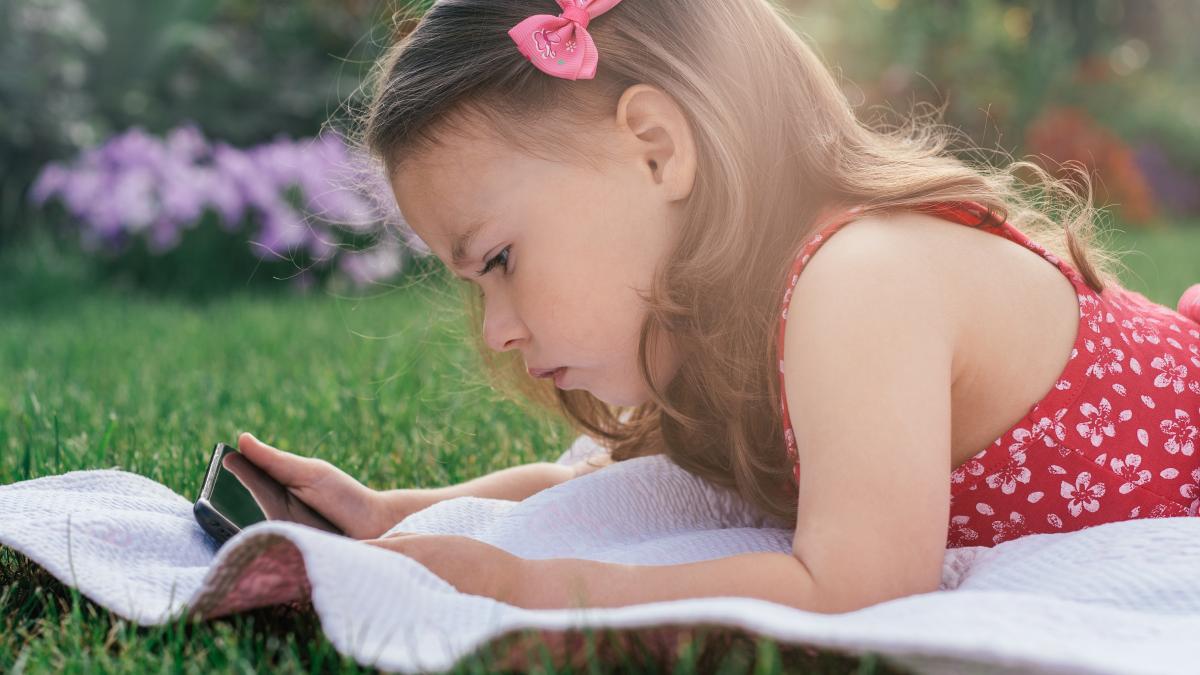 avertisment-dur-pentru-parinti-de-la-cofondatorul-youtube-ceo-ul-openai-si-elon-musk-acest-tip-de-videoclip-afecteaza-dezvoltarea-creierului-copilului_07147100