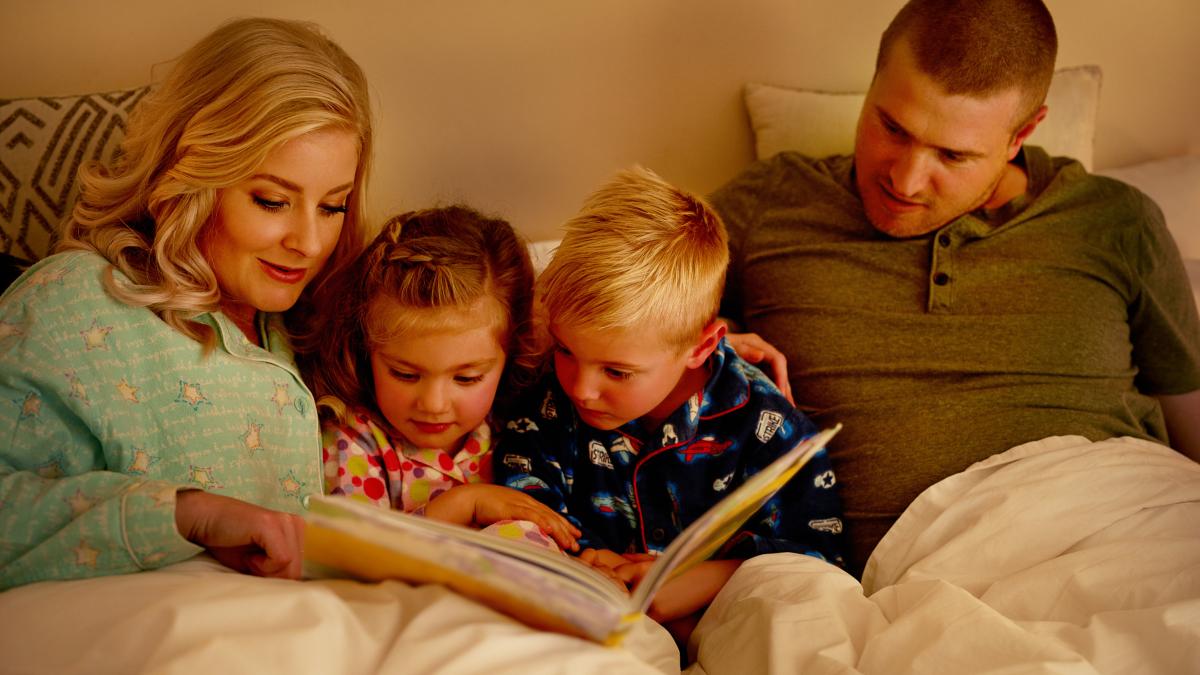 studiu-copiii-carora-li-se-citeste-o-poveste-inainte-de-culcare-dezvolta-aceste-7-beneficii-cognitive-si-au-rezultate-mai-bune-la-scoala_94890900