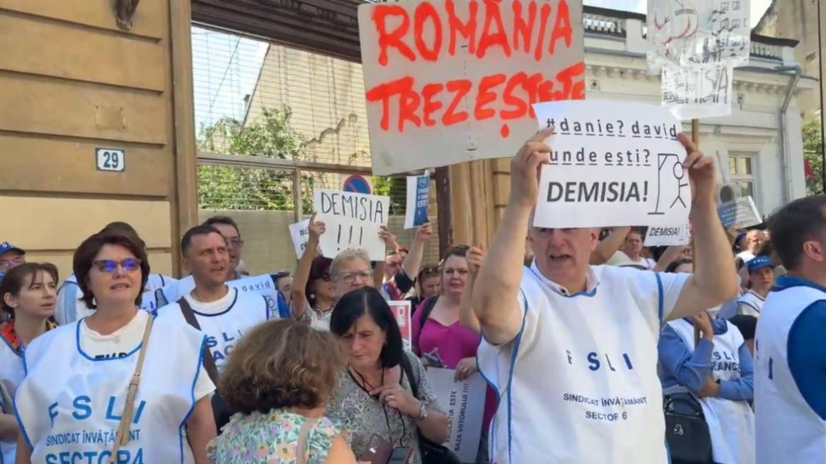 sindicatele-din-educatie-protesteaza-pentru-a-patra-zi-consecutiv-la-ministerul-educatiei-si-cercetarii_81854300