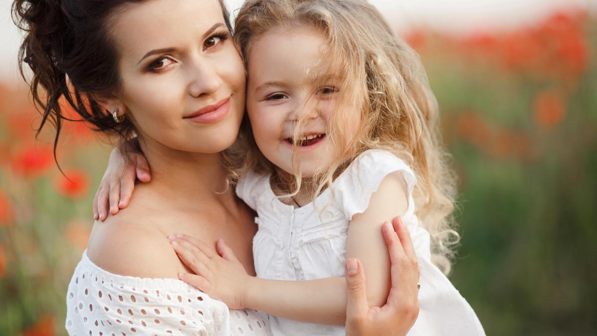 mamele-cu-aceasta-trasatura-enervanta-cresc-fiice-de-succes--un-studiu-a-urmarit-15-500-de-fete-pe-o-perioada-de-sase-ani_50710800