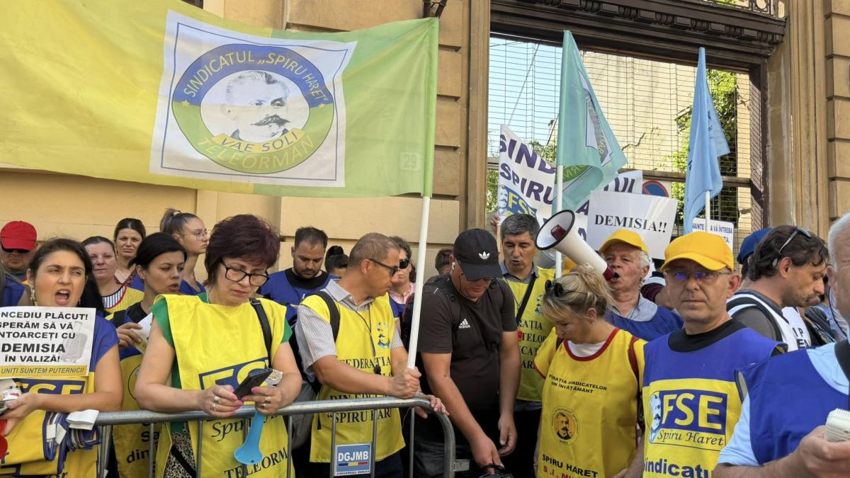 sindicatele-din-invatamant-protesteaza-pentru-a-cincea-zi-consecutiv--e2809ejos--jos--jos-ministru-mincinose2809d_79135900