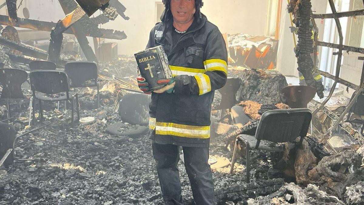 minune--o-biblie-a-ramas-intacta-in-urma-unui-incendiu-care-a-facut-scrum-o-biserica_51689600