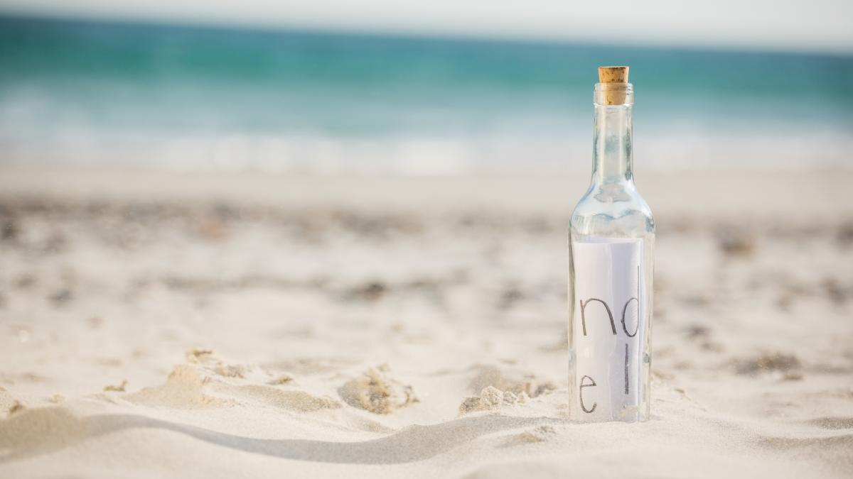 o-fetita-a-gasit-o-sticla-aruncata-in-mare-in-2018-si-descopera-un-mesaj-surprinzator_56120600