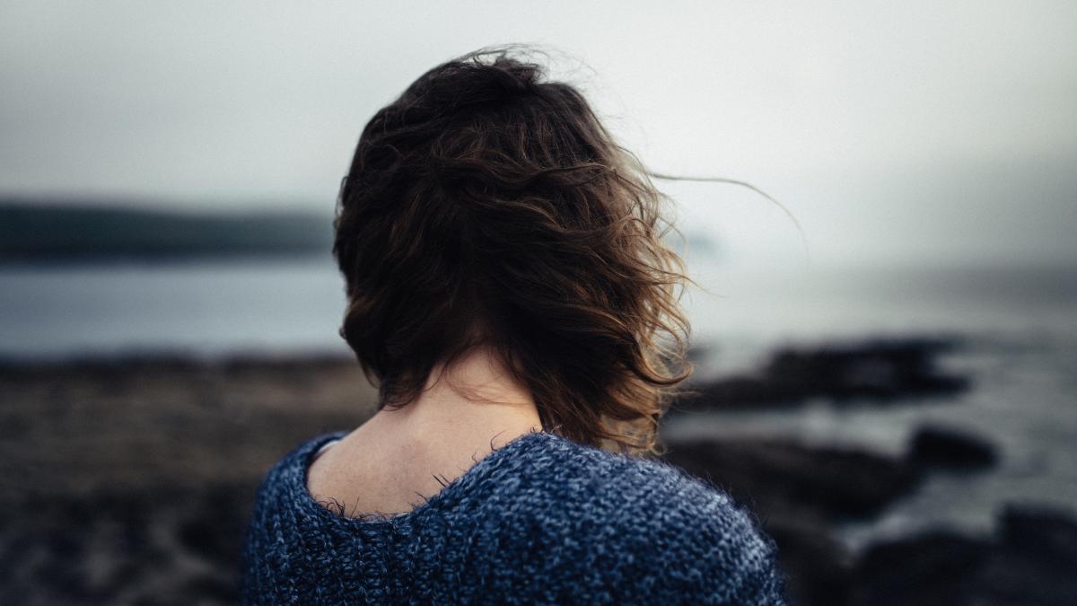 rear-view-woman-beach_03355300