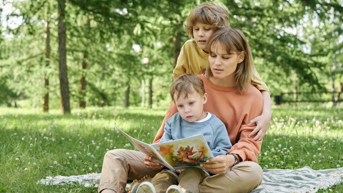 crestem-copii-care-citesc-in-era-reels-urilor-strategii-inteligente-pentru-parinti-ca-sa-ii-incurajeze-pe-cei-mici-sa-iubeasca-lectura--chiar-si-in-fata-distragerilor-digitale-2_15369700