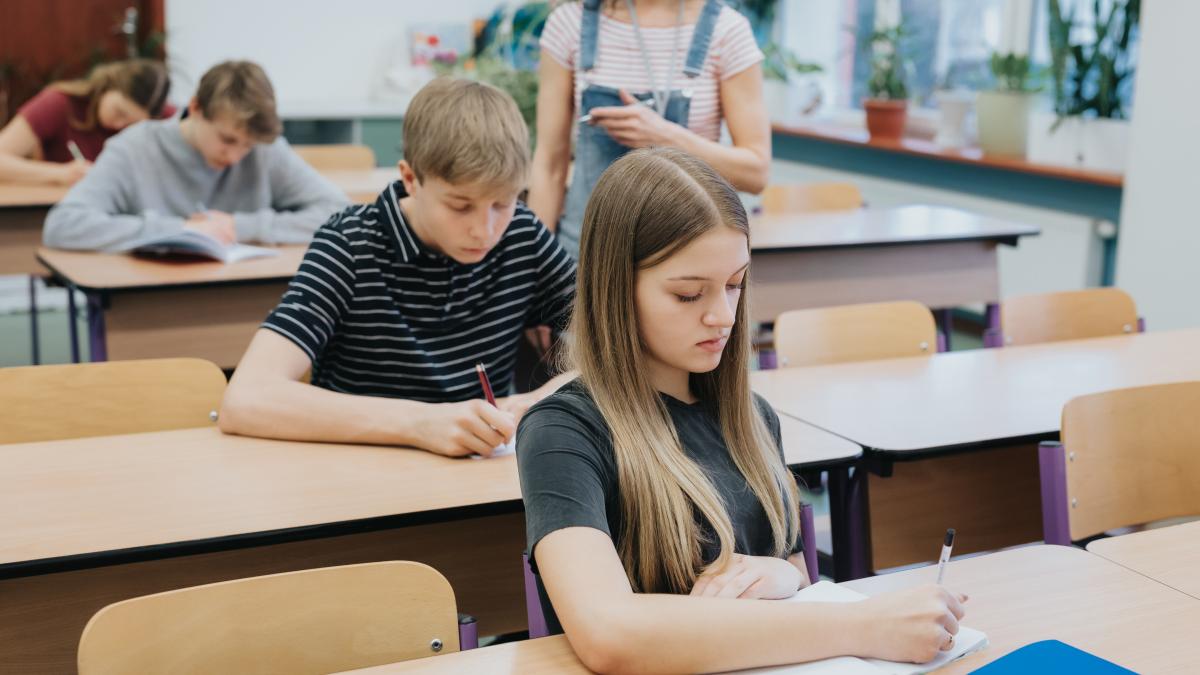 revolutie-in-licee-peste-1-500-de-experti-rescriu-programele-scolare-din-temelii--daniel-david-promite-schimbarea-care-ar-putea-salva-o-generatie-de-la-analfabetism-functional_62768300