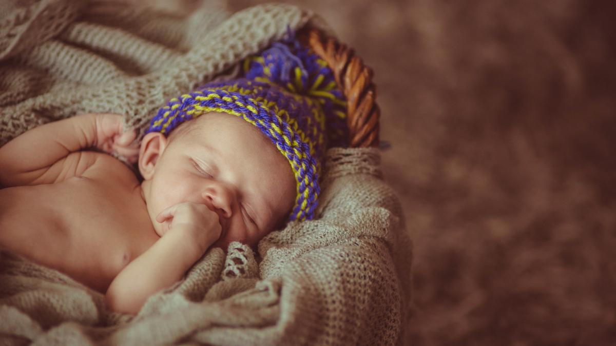 sweet-child-woolen-hat-sleeps-basket_40314100
