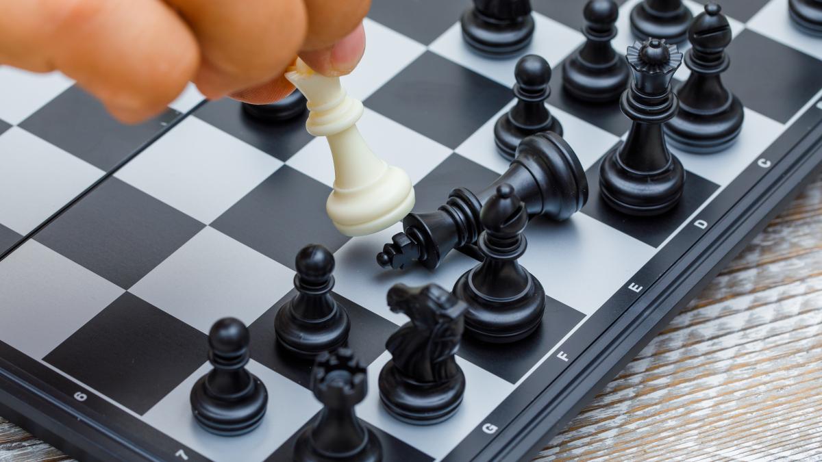 o-fetita-de-10-ani-face-istorie-a-devenit-cea-mai-tanara-jucatoare-de-sah-care-a-invins-un-mare-maestru_12754500