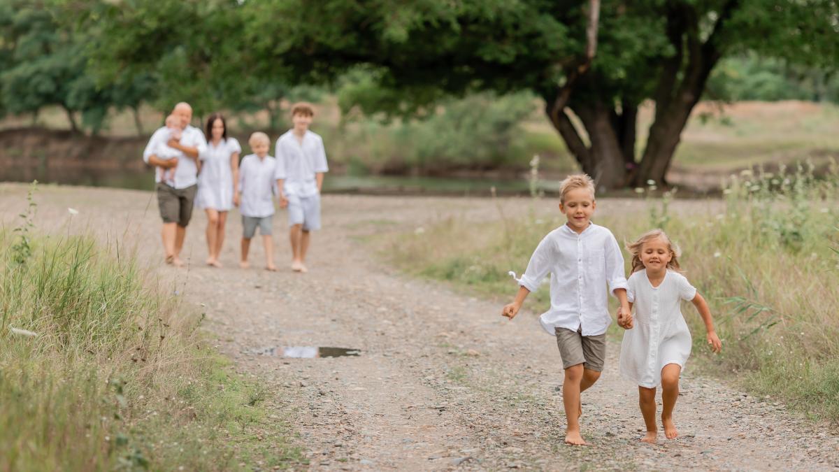 studiu-realizat-de-mai-multe-universitati-canadiene-copiii-din-familiile-numeroase-sunt-mai-cooperanti--mai-amabili-si-mai-onesti-explicatiile-sunt-surprinzatoare-2_71370900