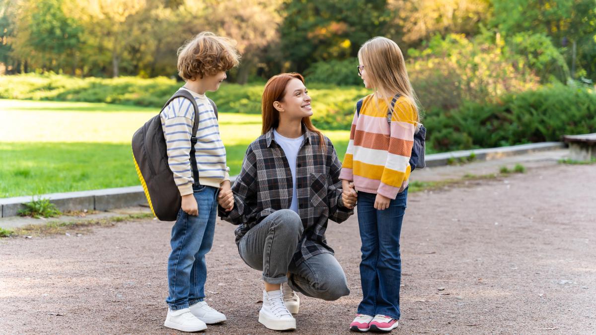 cu-cat-timp-inainte-ar-trebui-sa-vorbesti-cu-copilul-tau-despre-intoarcerea-la-scoala-in-functie-de-varsta-lui-expert-acesta-este-un-timp-suficient-pentru-ca-sa-accepte-treptat-situatia_74067200