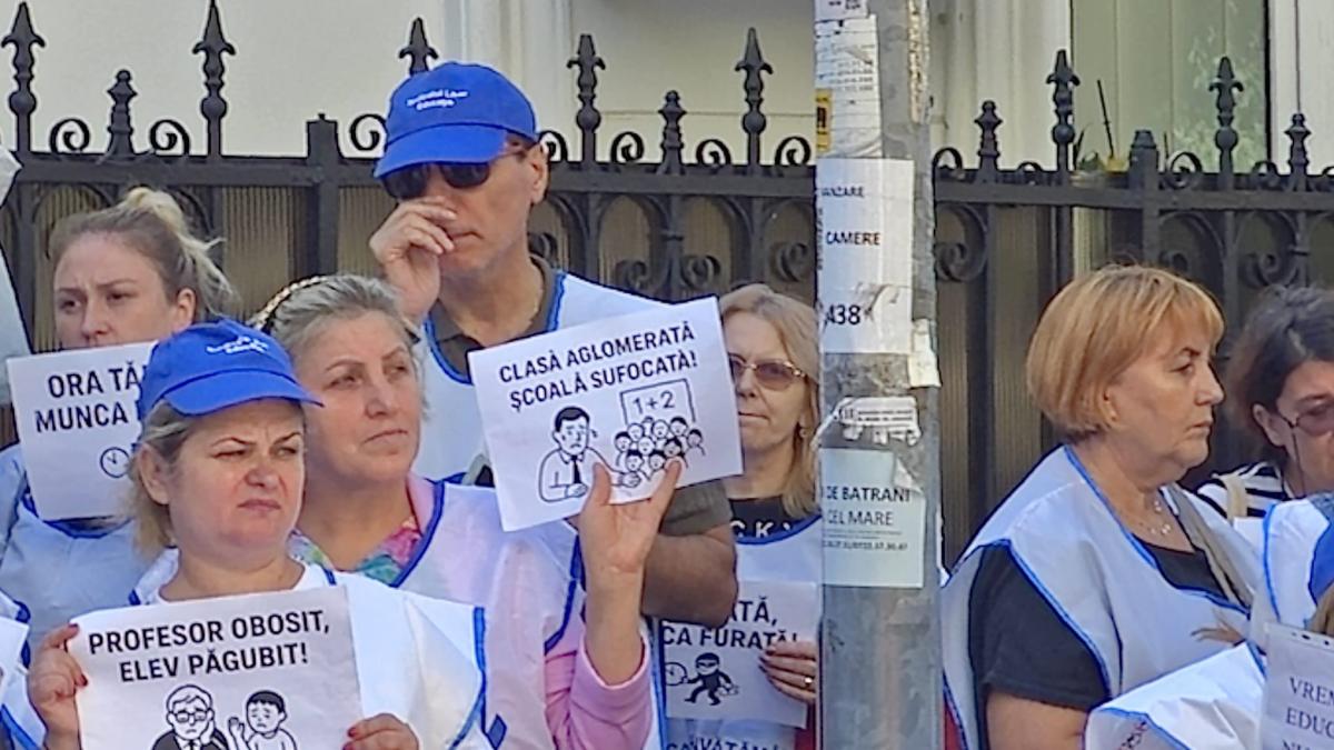 profesorii-striga-abrogare-ziua-18-de-proteste-in-fata-ministerului-educatiei-cu-pancarte-taioase-la-adresa-lui-daniel-david_04091300