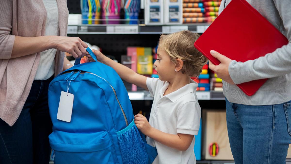 uniforme-si-rechizite-scolare-care-pot-dauna-copiilor-anpc-trage-un-semnal-de-alarma-si-explica-ce-pericole-se-pot-ascunde-in-cumparaturile-pentru-inceputul-anului-scolar_73486000