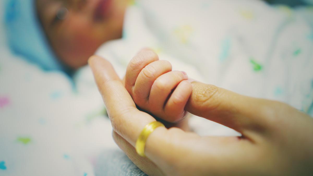 nou-nascut-luat-de-la-mama-la-doar-o-ora-dupa-nastere--in-danemarca--i-au-aplicat-teste-de-competenta-parentala-si-au-descoperit-ca-femeia-are-traume_38593900