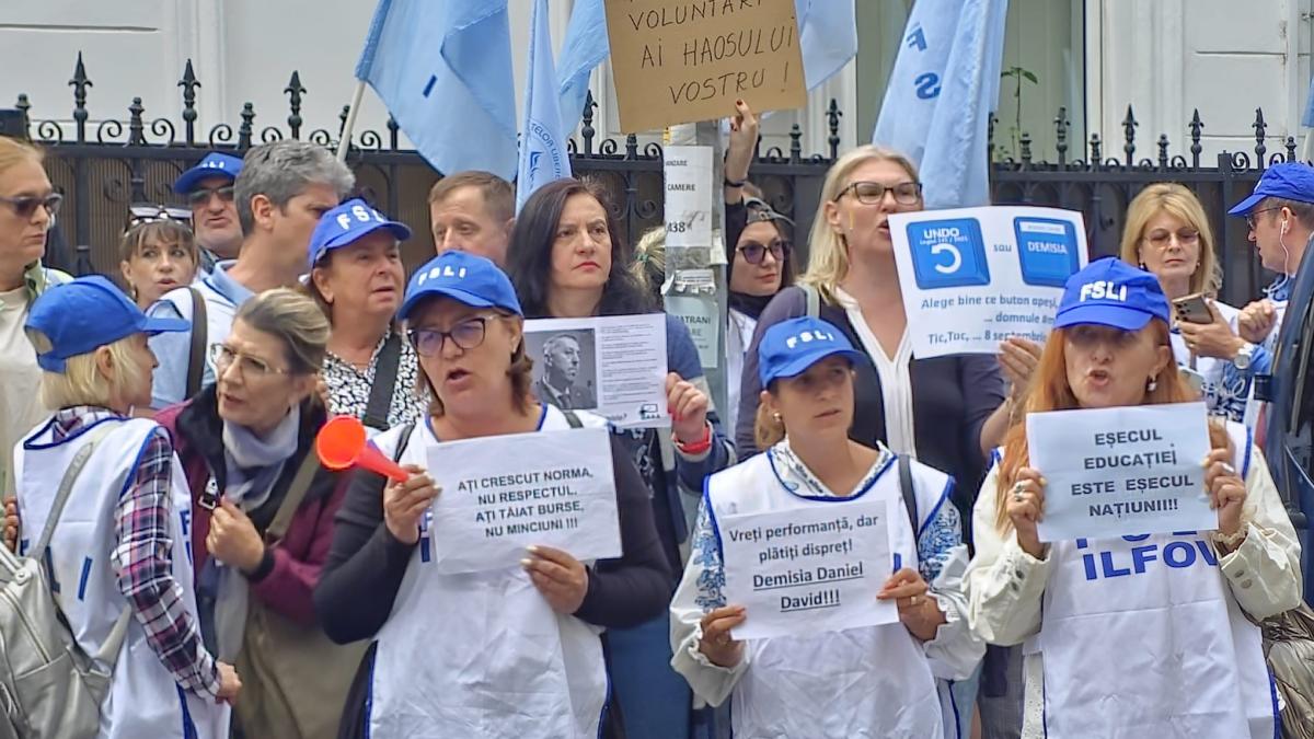 vom-lupta-si-vom-castiga-profesorii-din-romania-ies-in-strada-pentru-a-19-a-zi-consecutiv-cer-demisia-ministrului-david-si-anunta-mitinguri-masive-in-piata-victoriei-si-la-cotroceni-1_02375400