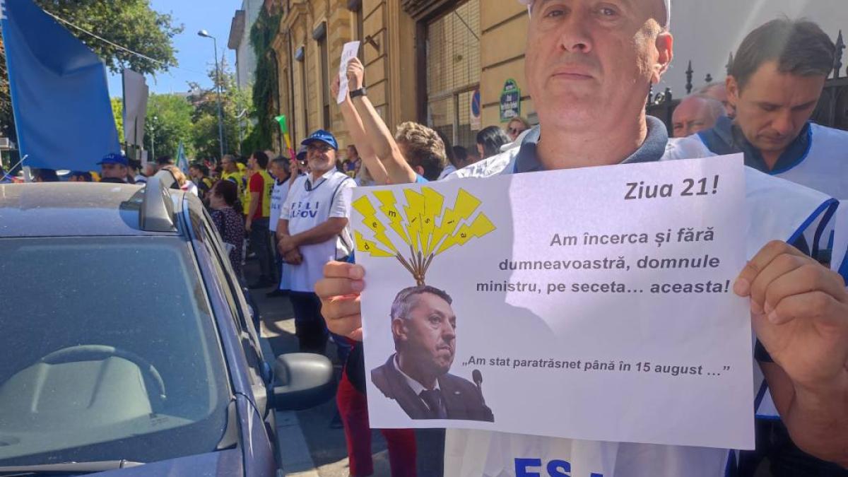 sindicalistii-din-educatie-au-protestat-pentru-a-21-a-zi-in-fata-ministerului-educatiei-mesajul-nostru-ramane-neschimbat-abrogarea-legii-1412025_83818000