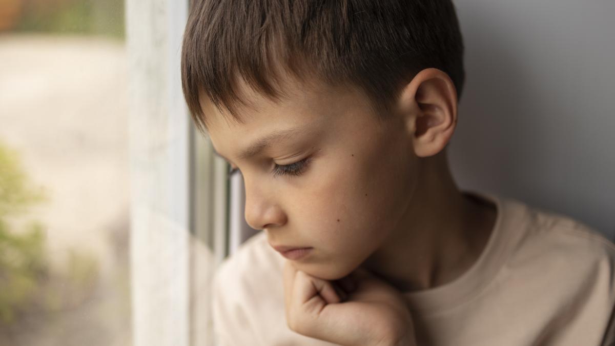 close-up-sad-boy-portrait-2_37917100