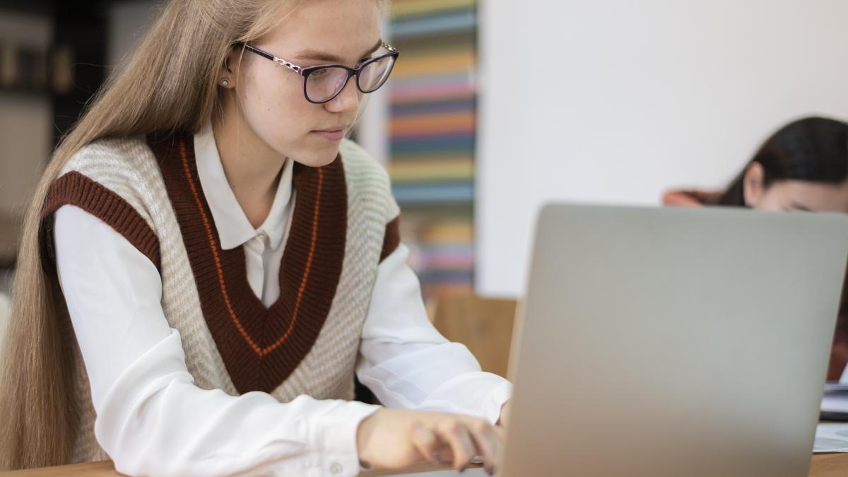 elevii-care-scriu-la-tastatura-obtin-rezultate-mai-bune-la-examene--comparativ-cu-scrisul-de-mana_65880700