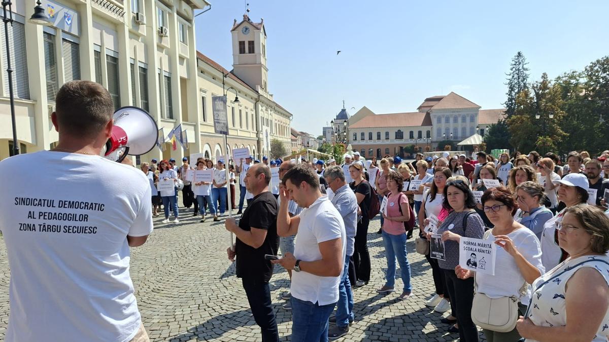 profesorii-rabufnesc-proteste-in-toata-tara-si-amenintari-fara-precedent-boicotul-inceputului-de-an-scolar-este-iminent-dascalii-vor-fi-in-clase--dar-nu-vor-preda-1_04962800