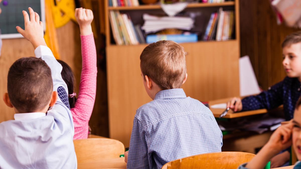 daniel-david-despre-propunerea-ca-elevii-si-profesorii-sa-cante-imnul-si-sa-spuna-rugaciunea-tatal-nostru-la-inceputul-fiecarei-zile-de-scoala-nu-cred-ca-asta-este-miza_92582200