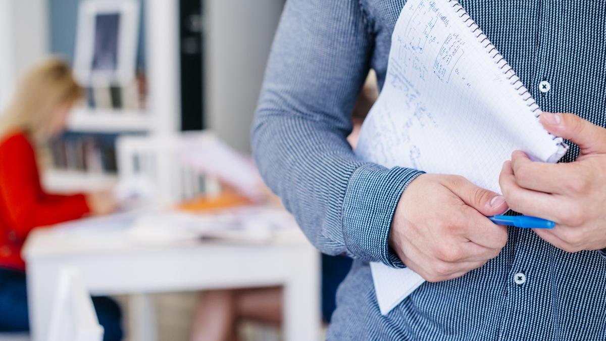 scene-socante-intr-un-liceu-din-galati-profesor-snopit-in-bataie-pentru-ca-a-atras-atentia-unui-elev-sa-nu-mai-fumeze_15313300