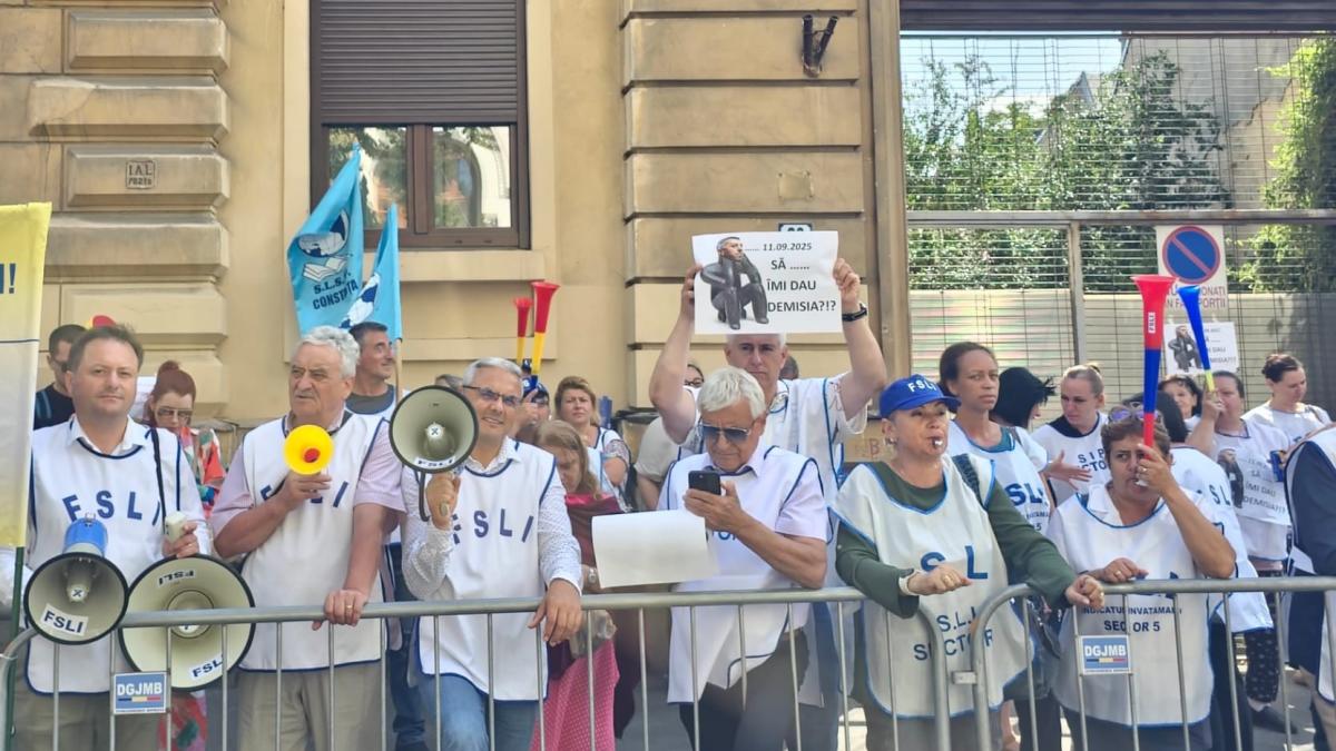 profesorii--din-nou-in-strada-au-venit-in-fata-ministerului-educatiei-si-cer-din-nou-demisia-ministrului-daniel-david--video_19480900