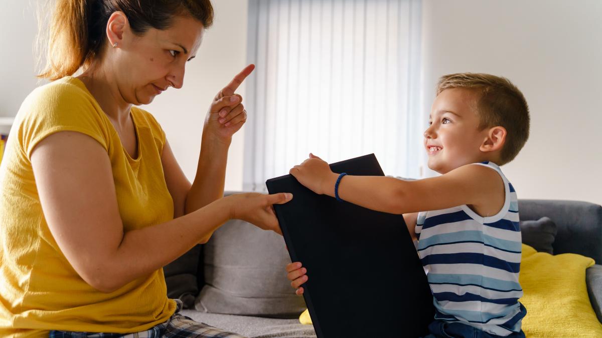 ce-spun-parintii-care-sunt-ascultati-de-copii-inlocuieste-nu-atinge-cu-pune-mainile-in-buzunar-si-alte-afirmatii-care-fac-magie_25425700