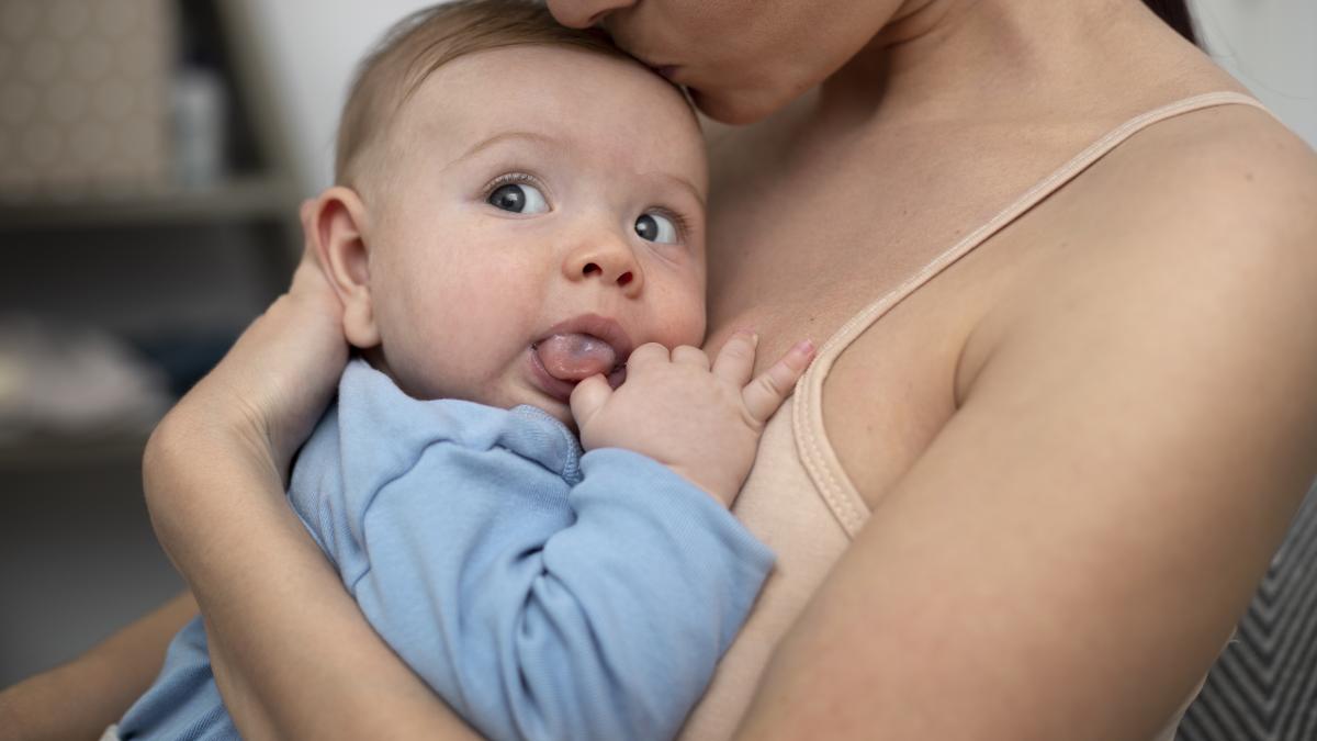 de-ce-nu-e-bine-sa-saruti-un-nou-nascut-virusul-ascuns-care-ii-poate-pune-viata-in-pericol_33346300