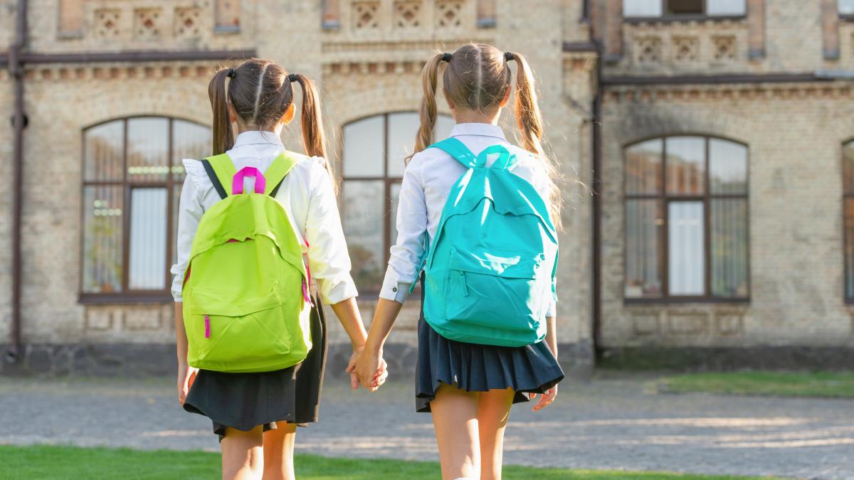 socant-si-inacceptabil-parinti-revoltati-dupa-ce-meta-ar-fi-folosit-poze-cu-eleve-pentru-reclame-adresate-unui-barbat-este-absolut-dezgustator_23253200