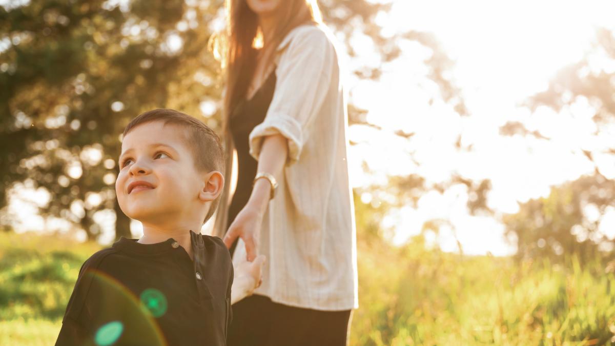 aceasta-este-cea-mai-importanta-mostenire-pe-care-i-o-poti-lasa-copilului-tau--astfel-incat-ia-decizii-informate--sa-evite-manipularea-si-sa-faca-fata-presiunilor-sociale_86002500