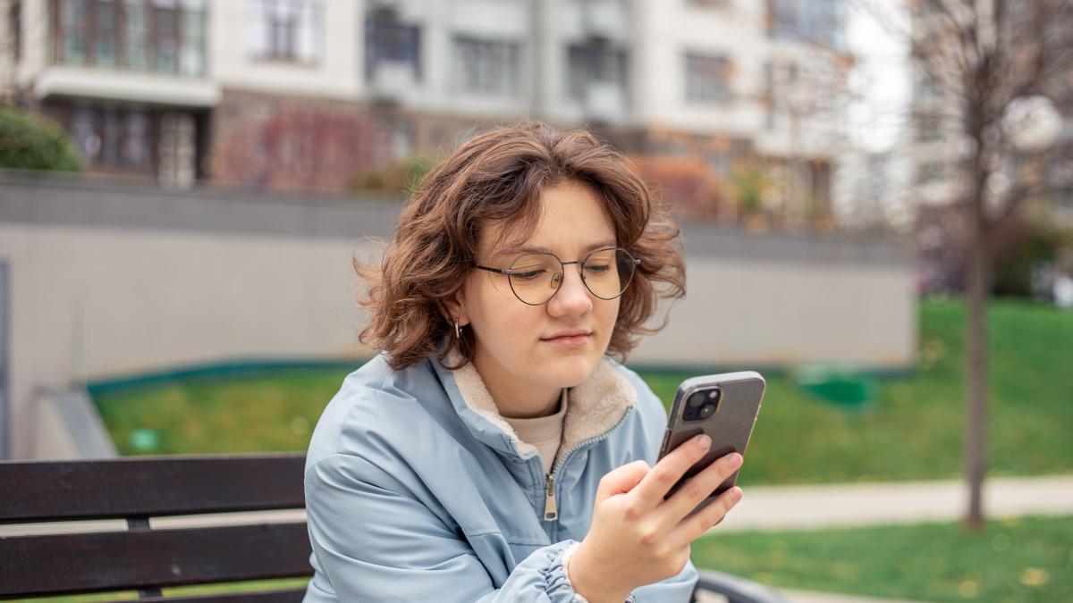 in-acest-oras-s-a-stabilit-o-regula-prin-care-timpul-zilnic-petrecut-in-fata-ecranelor--in-afara-orelor-de-munca--sa-fie-limitat-la-maximum-2-ore-pe-zi_85789600