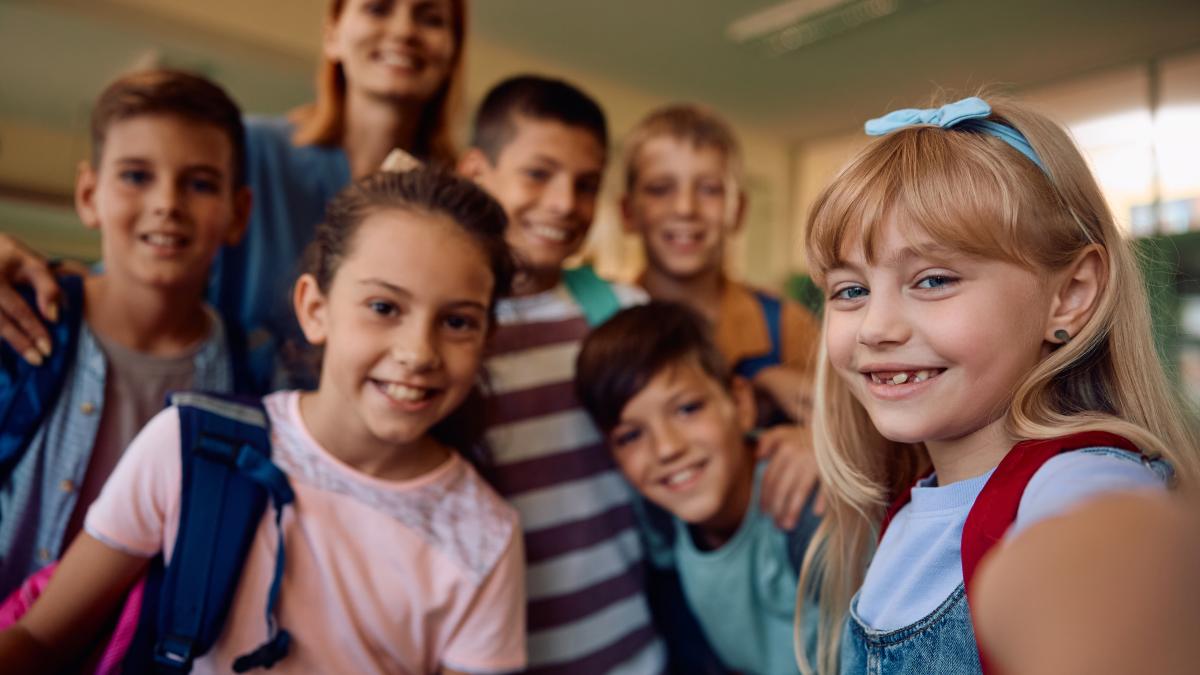 expertii-harvard-si-yale-arata-ca-cei-mai-buni-lideri-din-scoala-nu-sunt-olimpicii-ci-copiii-cu-aceasta-trasatura-invatatoare-pe-el-il-asculta-toata-clasa_69454300