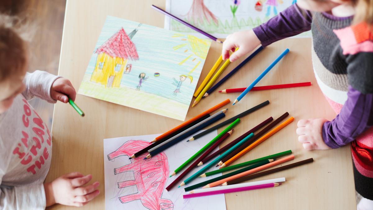 o-gradinita-cere-2-000-de-euro-de-la-parinti-pentru-a-le-da-acasa-portofoliul-cu-desenele-copiilor-lor--o-mama-care-a-refuzat-sa-plateasca-acuzata-de-furt--premier-santaj-emotional_68449700