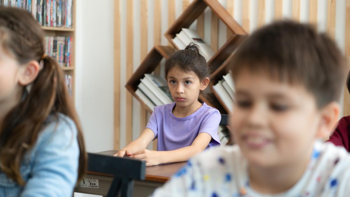 iluzia-incluziunii-ce-se-intampla-de-fapt-in-clase--prof--claudia-chiru-facem-o-mare-greseala-ii-aducem-pe-copiii-cu-ces-in-scolile-tipice-dar-nu-schimbam-nimic-din-scoala-pentru-ei_15219900