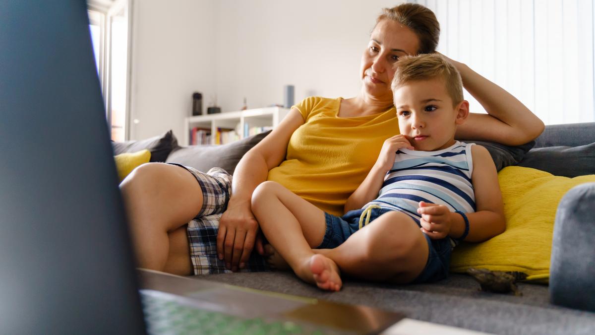 parintii-si-elon-musk-declara-razboi-platformei-netflix-salvati-copiii_06462900