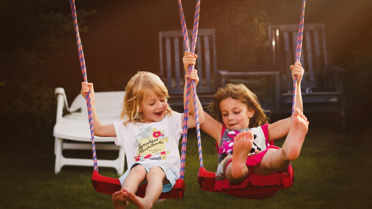 ce-fac-diferit-copiii-empatici-fata-de-ceilalti-cinci-obiceiuri-care-le-modeleaza-caracterul-si-ii-ajuta-sa-inteleaga-lumea-din-jur_76976500