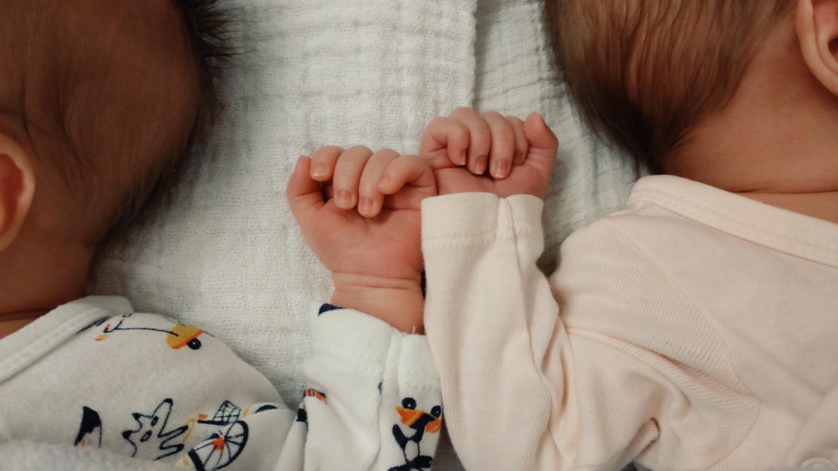 doi-bebelusi--schimbati-la-nastere--si-au-gasit-parintii-biologici-dupa-35-de-ani_63023900