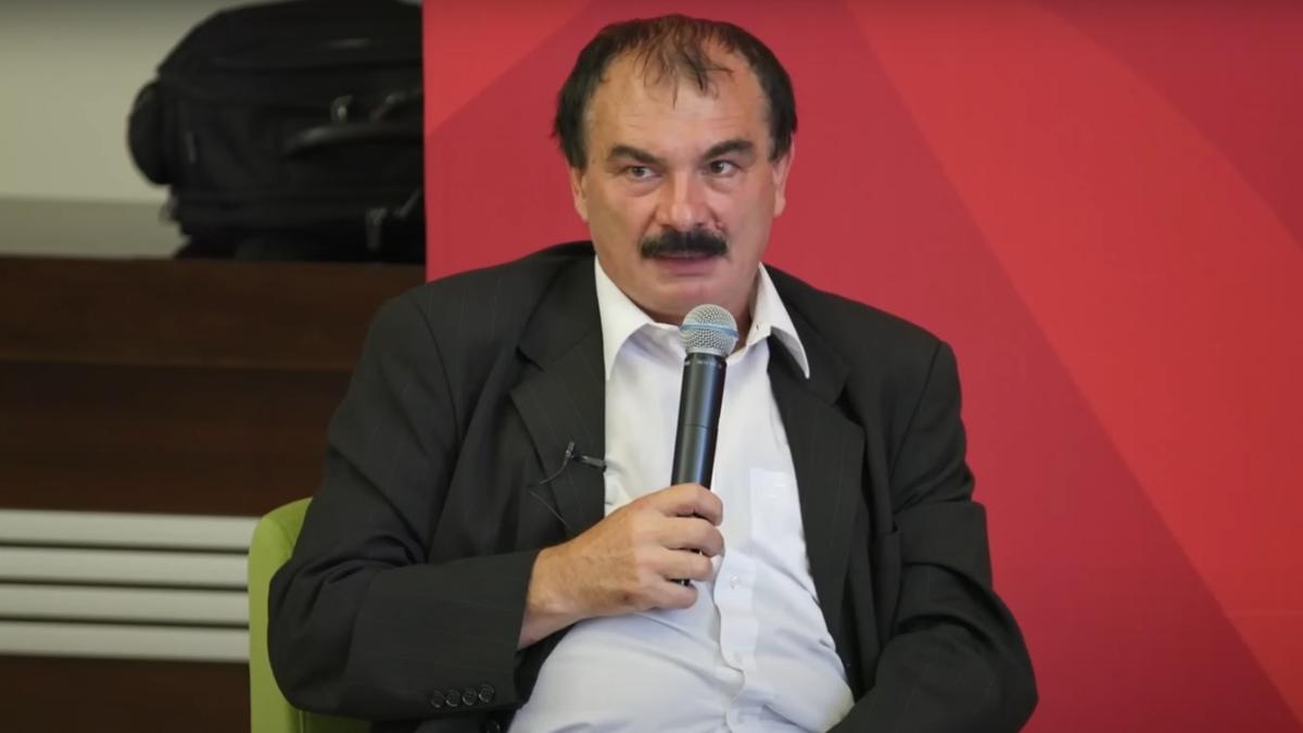 inteligenta-artificiala-poate-sprijini-scoala--dar-nu-o-poate-inlocui--prof--mircea-miclea-cred-ca-asta-ar-trebui-scris-pe-frontispiciul-fiecarei-scoli_00727600