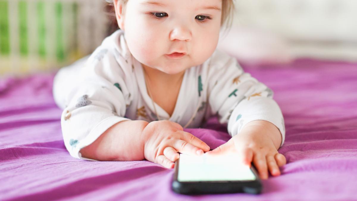 tot-mai-multi-copii-sub-doi-ani-folosesc-smartphone-uri--arata-un-nou-studiu_93355300
