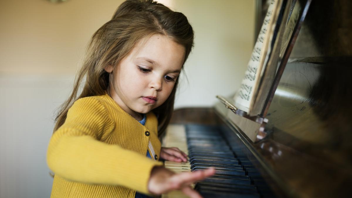 pianul--ca-limbaj-universal-pentru-copiii-cu-autism-prof--alexandra-epure-explica-cum-muzica-ii-ajuta-sa-comunice-si-sa-se-dezvolte-e2809eau-mai-multa-rabdare--mai-multa-atentiee2809d--video_10079000