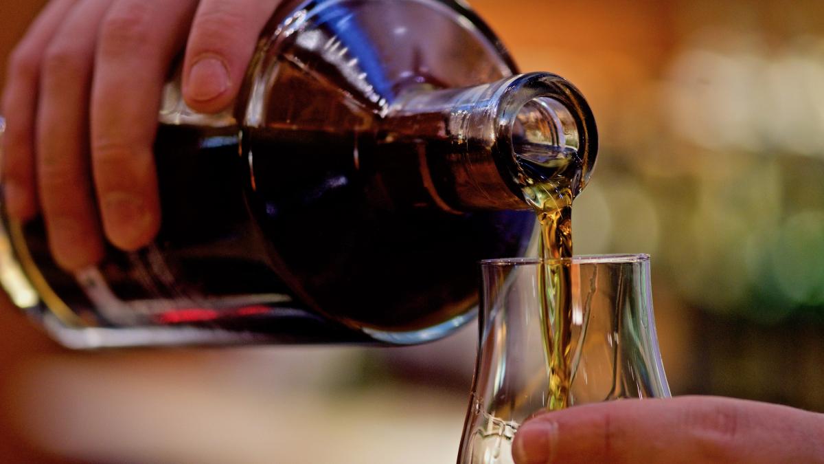 un-barbat-muscat-de-o-vipera-a-supravietuit--iar-sarpele-a-murit-din-cauza-intoxicatiei-cu-alcoolul-din-sangele-acestuia_65966000