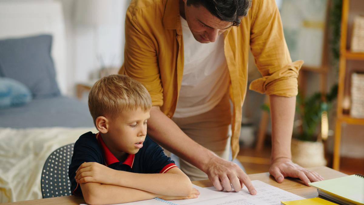 la-ce-varsta-poate-copilul-meu-sa-si-faca-temele-singur-un-consultant-educational-ofera-raspunsul_36174700