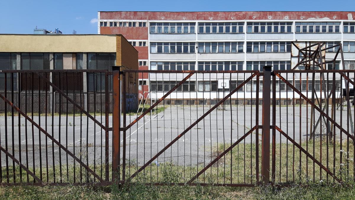 poarta-prabusita-peste-trei-elevi-intr-o-scoala-din-gorj--tatal-unui-copil-am-fost-sunat-de-invatatoarea-fetei-ca-a-cazut-peste-ea_62279900