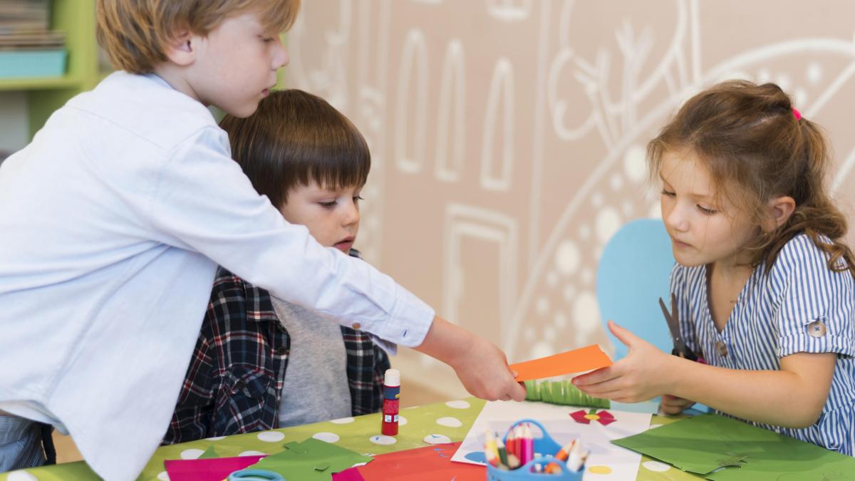 o-mama-se-plange-pe-internet-ca-gradinita-ii-face-pe-gemenii-ei-sa-devina-e2809eenervantie2809d--sfaturi-pentru-parinti_41091400