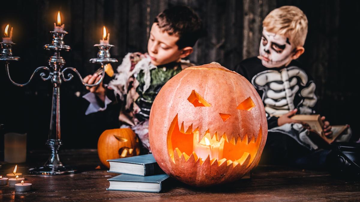 portrait-two-cool-schoolboys-scary-costumes-halloween-party-old-house-halloween-concept_18191500