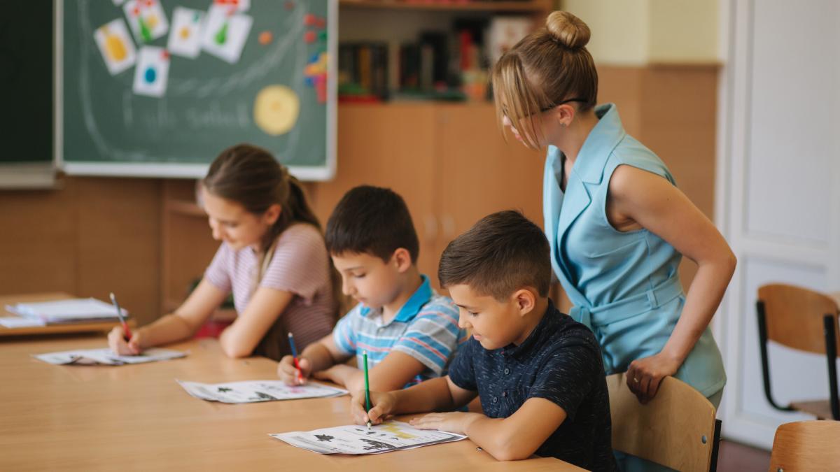 programul-de-ore-remediale-starneste-revolta-parintii-furiosi-acuza-ministerul-educatiei-de-discriminare--iar-altii-spun-ca-sunt-chemati-ilegal-la-scoala_38943500