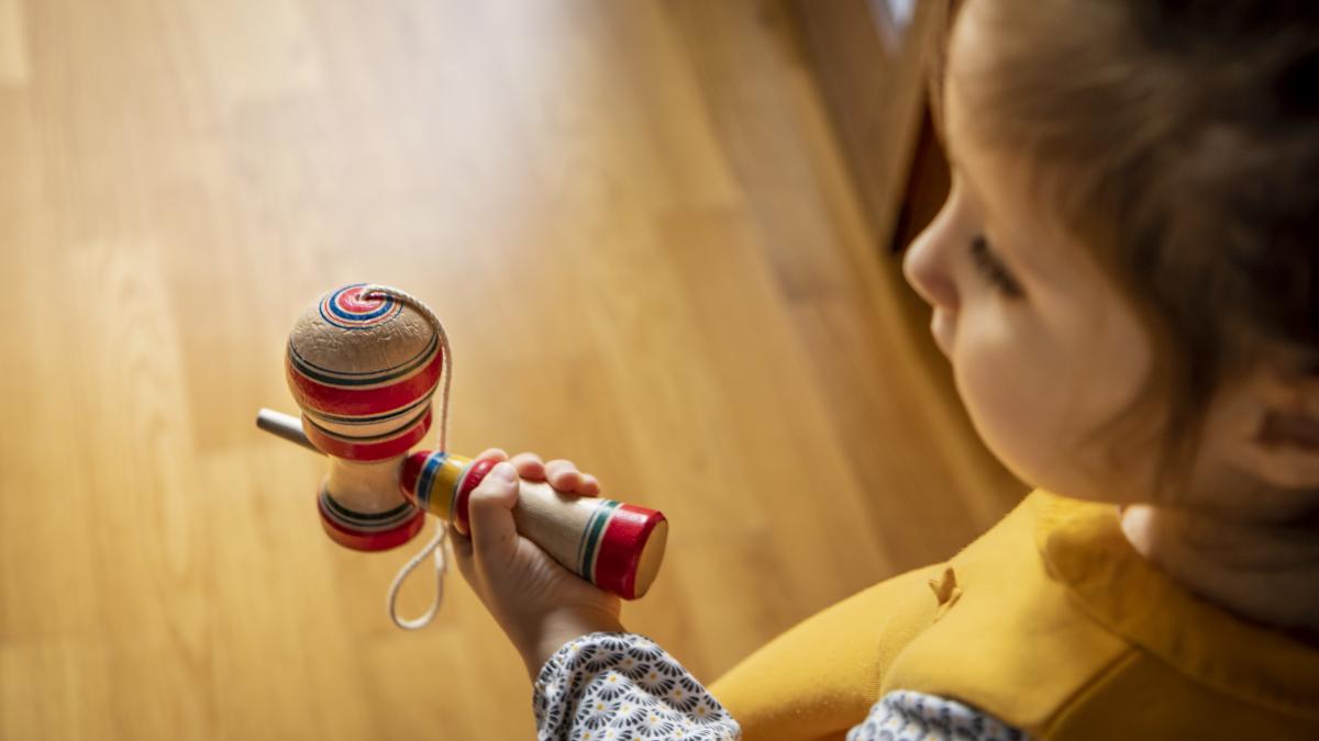 kendama-provoaca-controverse-in-scoli-de-ce-sa-o-interzicem-si-sa-nu-interzicem-telefoanele-e-absurd-dr--corina-lupau-dezvolta-motricitatea-atentia-si-perseverenta_89061300