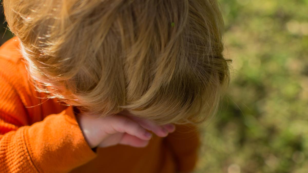 moment-socant-un-copil-de-1-an-tipa-de-durere-in-timp-ce-parintii-ii-fac-un-tatuaj-pe-brat-pentru-a-castiga-un-apartament_12938400