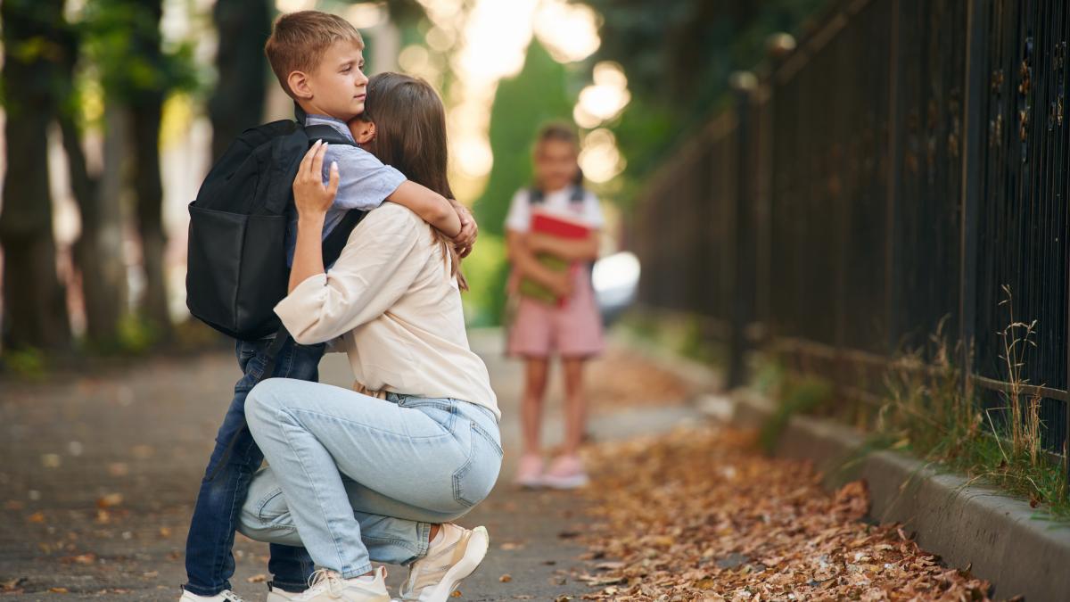 afirmatii-de-spus-copilului-tau-dupa-o-zi-dificila-la-scoala--experti-asa-il-ajuti-sa-isi-dezvolte-rezilienta-emotionala-pe-termen-lung_24012500