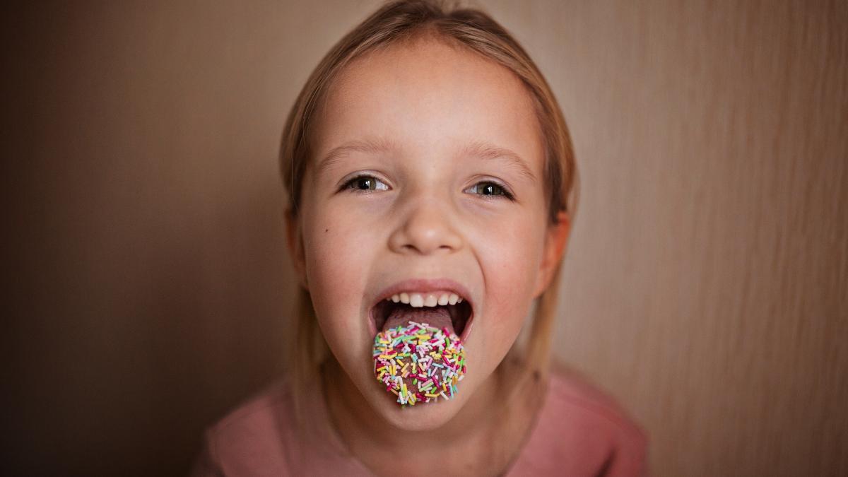 close-up-portrait-young-woman-eating-apple_43975800