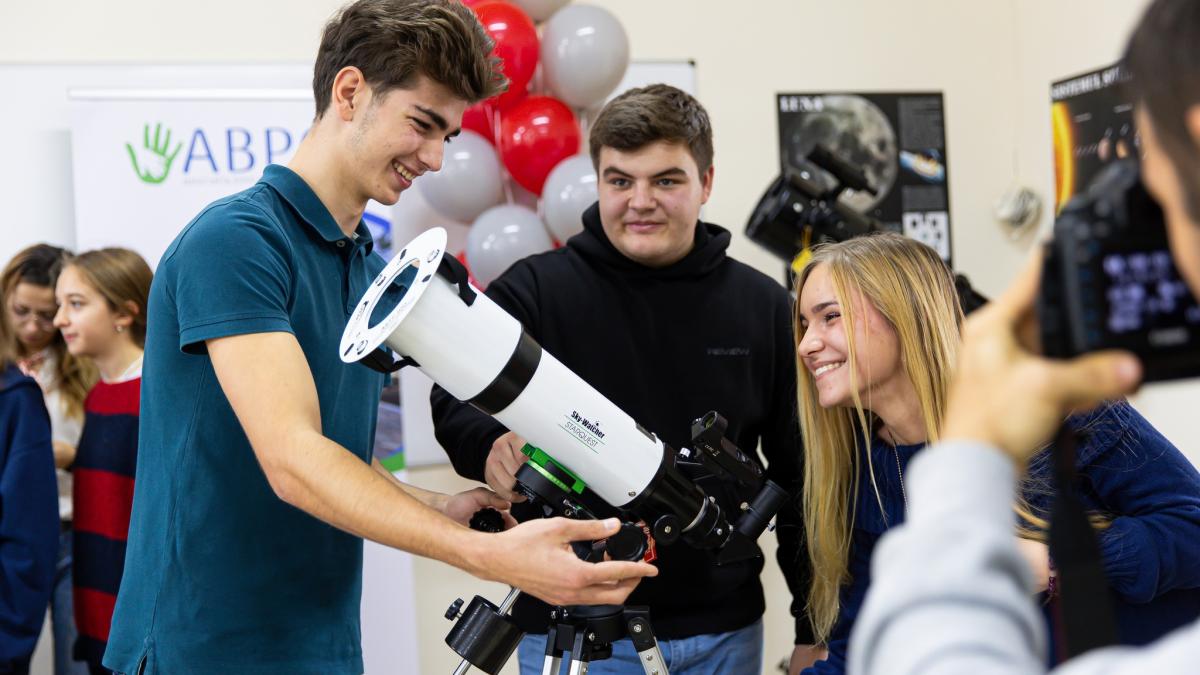 elevii-de-la-un-colegiu-din-tara-au-un-laborator-de-geografie-si-astrofizica-pentru-a-explora-universul_00117500